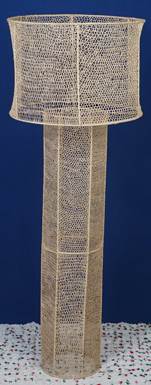 Lampe à poser en dentelle et en raphia