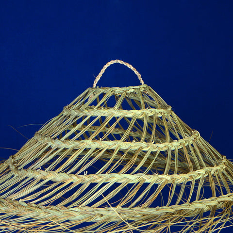 Suspension ajourée en forme de parasol en doum à franges 50cm