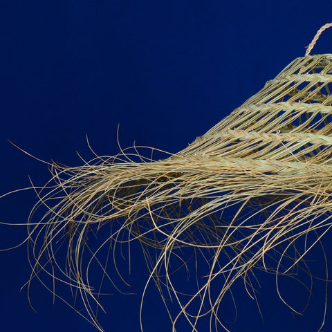 Suspension ajourée en forme de parasol en doum à franges 50cm