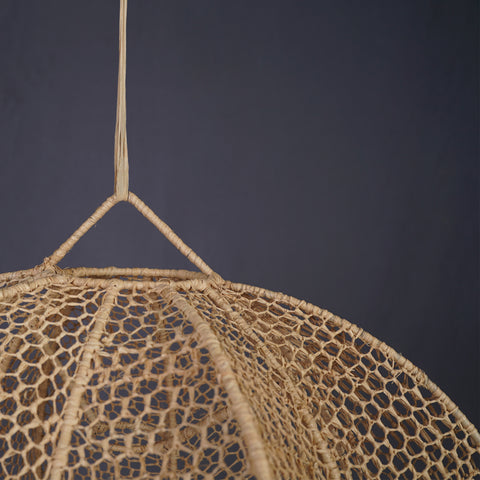 Suspension ball in raffia lace