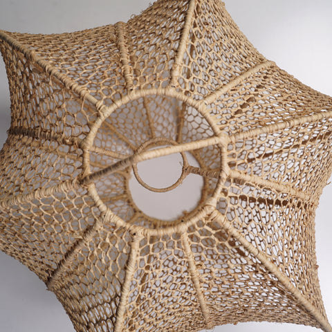 Suspension ball in raffia lace