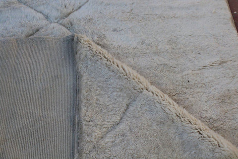 Minimalistic Mrirt authentic Moroccan rug Off white tufted - Africancreates