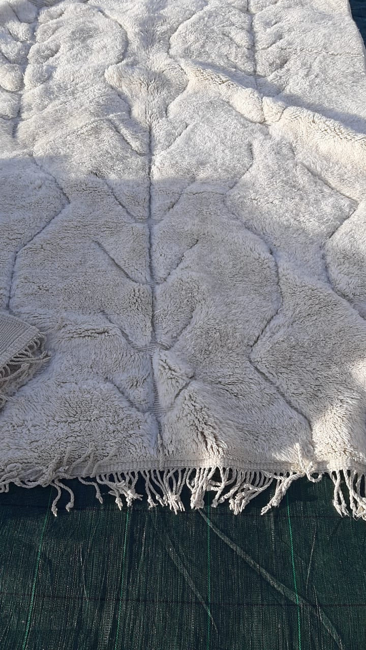 Detail shot of the corner fringe edges of a tufted Moroccan Mrirt rug.