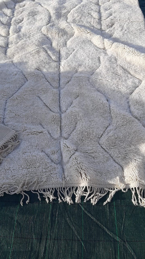 Detail shot of the corner fringe edges of a tufted Moroccan Mrirt rug.
