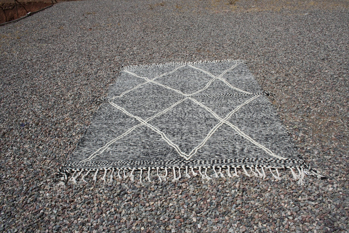 Front view of the flat weave gray and white Moroccan kilim rug.