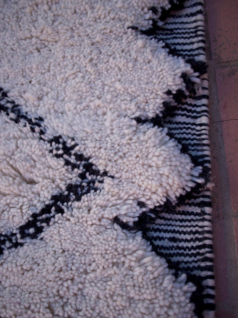 BENIOURAIN RUG, Tribal Area Rug, Handwoven Rug, Geometric Rug, Authentic Wool Runner, White & Black Rug, Area Rug, Berber White Rug - Africancreates
