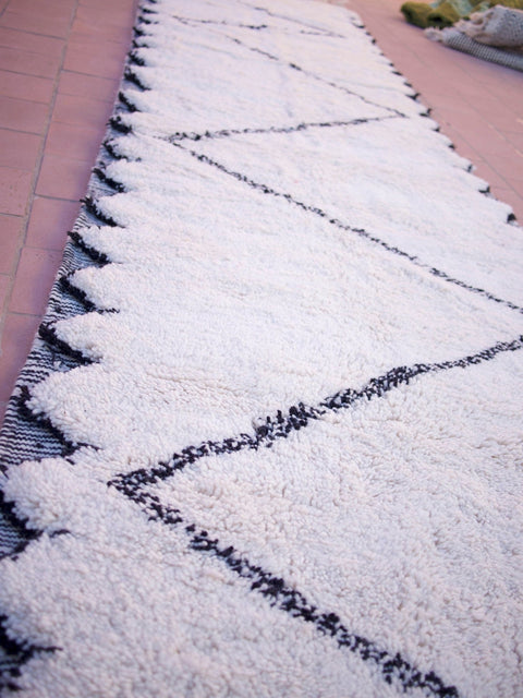 BENIOURAIN RUG, Tribal Area Rug, Handwoven Rug, Geometric Rug, Authentic Wool Runner, White & Black Rug, Area Rug, Berber White Rug - Africancreates