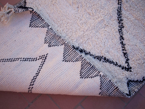 BENIOURAIN RUG, Tribal Area Rug, Handwoven Rug, Geometric Rug, Authentic Wool Runner, White & Black Rug, Area Rug, Berber White Rug - Africancreates