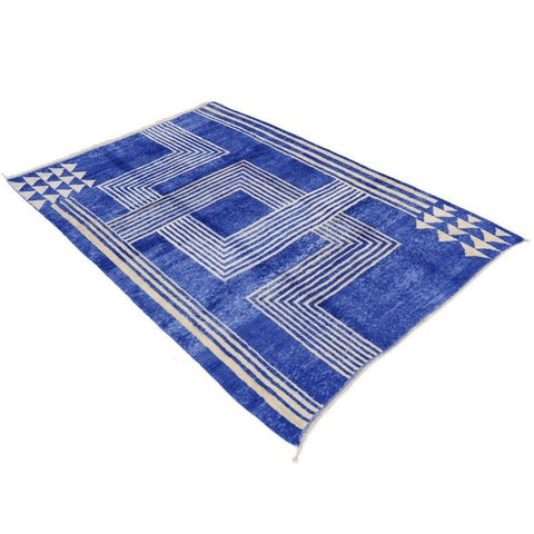 Side view of the blue Beni Mrirt rug displaying a geometric pattern on a cream background.