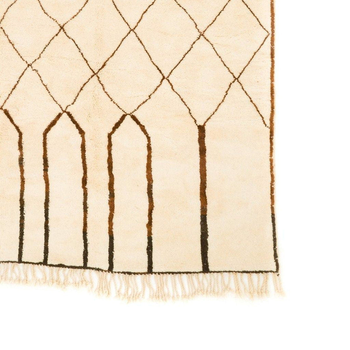 Detail close-up of the cream Beni Ourain Moroccan rug showcasing its geometric pattern and fringe edges.