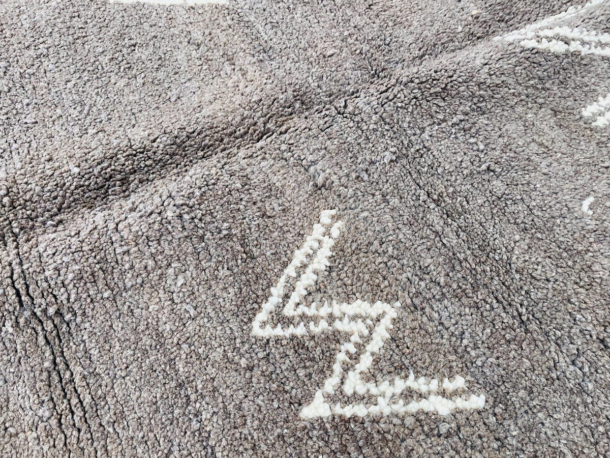 Detail close-up of a grey Moroccan rug with a zigzag pattern.