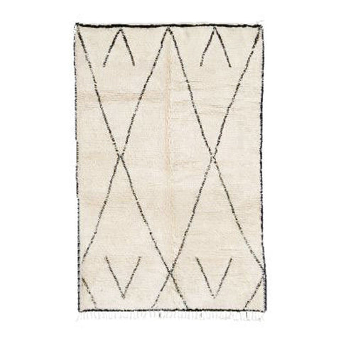 Front view of the light gray diamond lattice Moroccan rug with a geometric pattern.