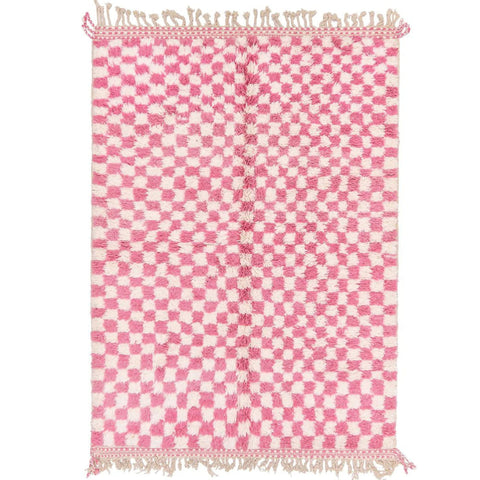 Front view of the pink checkered Beni Ourain rug showcasing fringe edges.