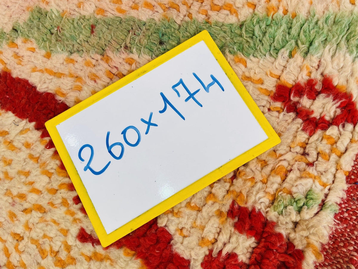 Close-up of the size label on the rug with handwritten text in yellow and white.